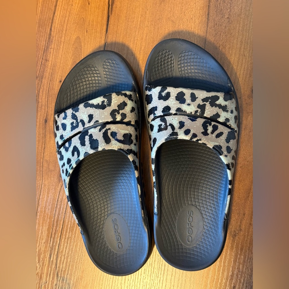 Women's OOFOS OOahh Luxe Limited Leopard Print Slide Sandals